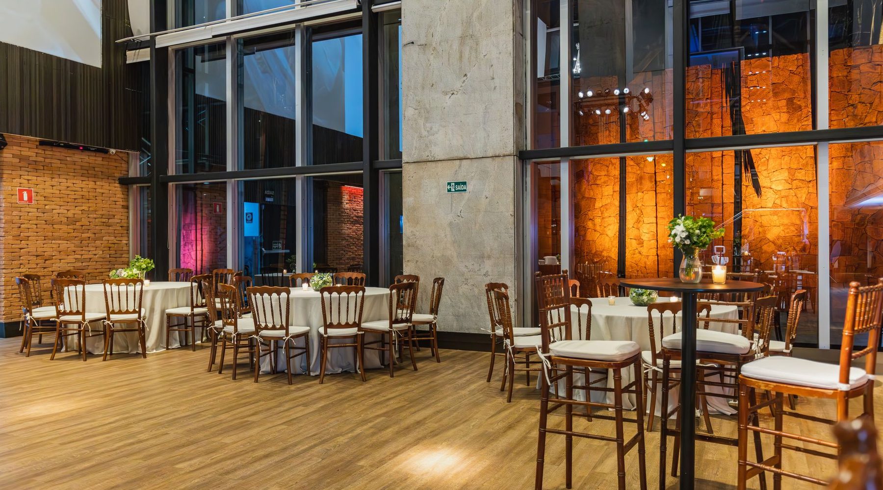 Główna sala restauracji Riva Monte
